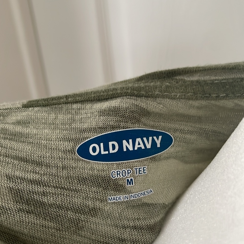Old Navy Camo Cropped Tee Women’s Size M - Picture 5 of 5